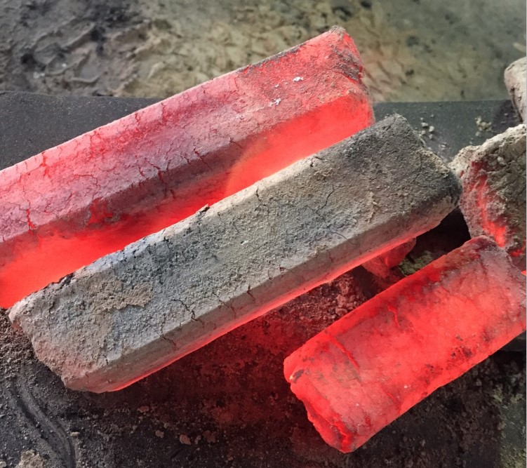 高温炭燃烧图片